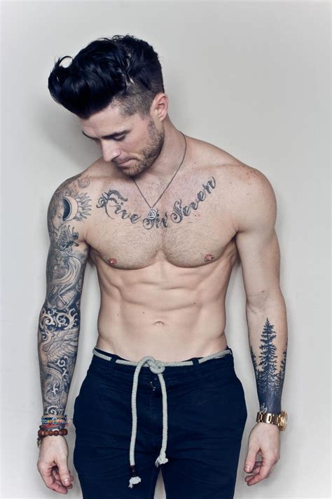 tatuajes chicos en el pecho hombre|25 fotos con ideas de Tatuajes en el pecho para。